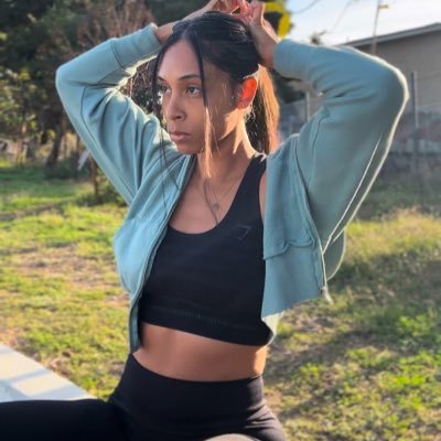 🌱Somewhere indulging in fruits & vegan food, embracing a vegan lifestyle.