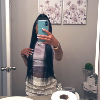 16thlyriq's profile picture. 