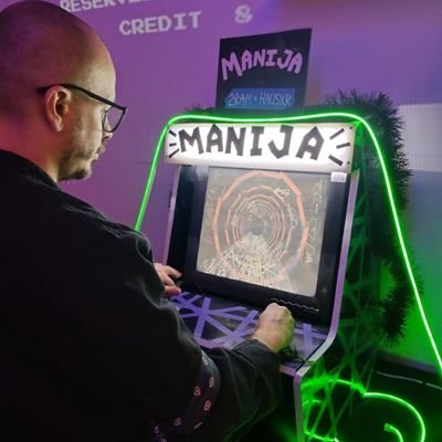 Argentino y peronista.
Banco la parada en Club Argentino de Arcades, Cyber Cirujas, Revista Mecha y Club 404.
Hago grande a los SHMUPS en @martiankillers.