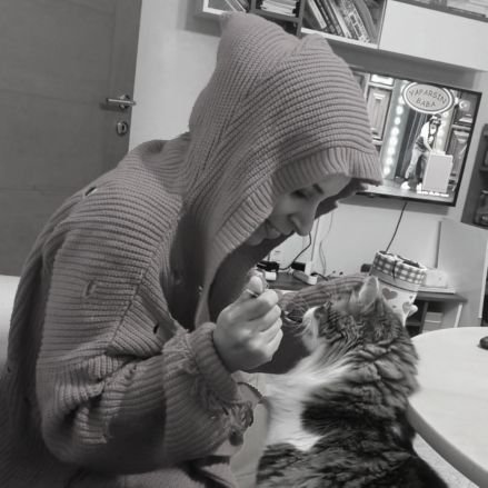 Benim ben, Sevgi.
Tubik,Barış ve şüşko Omak'ın annesi Sevgi.
Hani Kova burcu olan,çok sevdiğiniz Sevgi😎