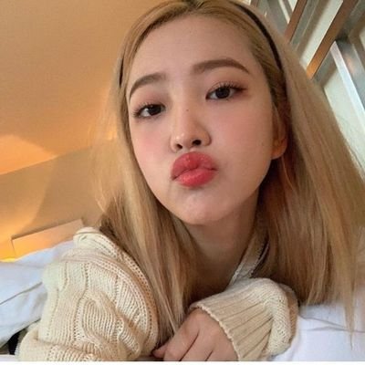 strawbstudies's profile picture. 🏡 My journal, Strawberry & books.