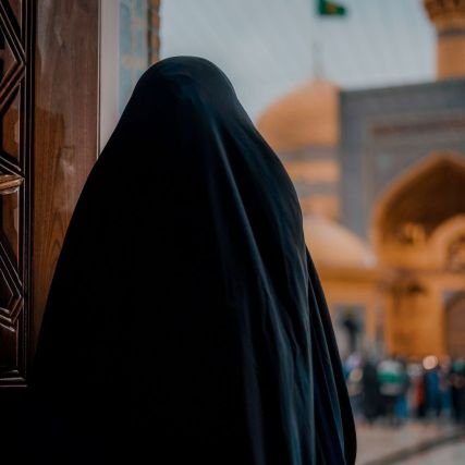 و سوگند به زمانی که هیچکس
جز خُــدا برایمان نمیماند...🌱