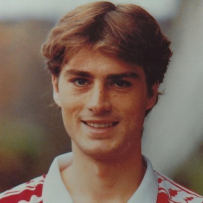 GxldeSerrano's profile picture. Proclamado periodista de el @athleticclub#AupaAthletic❤️🖤 Iturraspe mi tuerzebotas favorito, amante de Julen guerrero(Nunca le vi jugar en vivo)