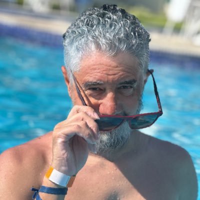 pseudo-gênio, playboy, não tão bilionário e filantropo