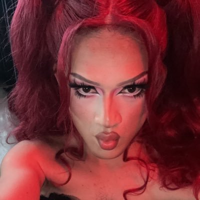 probably your favorite drag queen’s #1 fan 🧚🏼♀️ baby drag 💋 pretty in pink 🩷 (and all the colors) 🏳️🌈 arianator (she/her) IG: @ryah_ptoes