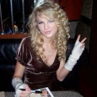 amelia13198921's profile picture. heard mirrorball live😭