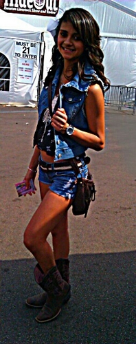 HK_Bonilla's profile picture. “A wise girl kisses but doesn't love, listens but doesn't believe, and leaves before she is left.” ― Marilyn Monroe