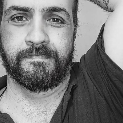 Preso no ciclo eterno do Twitter, tentando parecer único. Mais um na multidão, escondido atrás de 160 caracteres de pura mediocridade e insatisfação
