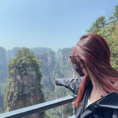 사랑은 사람들이 항상 얘기하는 주제야 사랑하고 사랑받고 기사와 공주 요정과 인간 인어와 왕자 이런 것들이 우리가 상상하는 가장 진짜 사랑의 환상이야 언젠가는 우리도 손잡을 수 있는 사람을 찾을 거야 함께 세계 여행 가자~~
