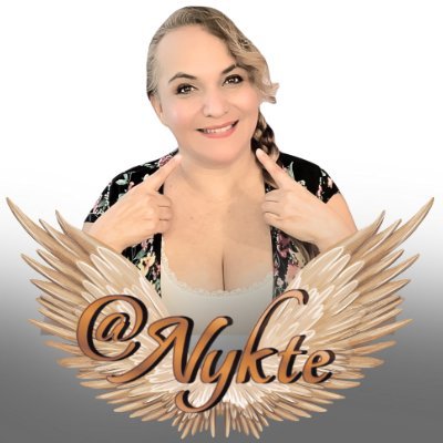 Soy Metafísica, Reikista y doy terapia energética. Me ayudan los ángeles y los cuarzos y, se cosas.
Vivo la vida y dejo vivir. Chillo pero siempre me levanto.