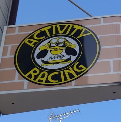 新座市でアクティビティーと言うバイク屋を店主と二人でやっています。
私は主に事務です。
時々、FRP製品を作る下準備で型にワックスがけとか…サーキットで動画撮影とか。
クラシックカーイベントなどに良く行っています。