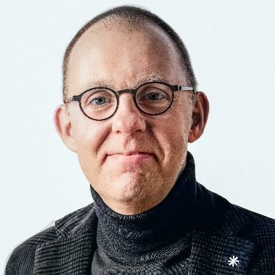 Sr Vice President Lighthouse. Founder Stardekk. Voorzitter KFC Damme. Erevoorzitter Cercle Brugge KSV. Raadslid Stad Damme.