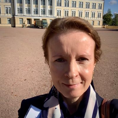 Valtion virkamies poliisihallinnossa. Filosofian maisteri ja tradenomi. Vapaalla kestävyysurheilua ja kieltenopiskelua.
