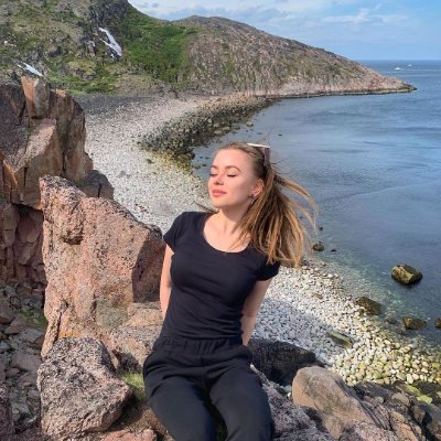 Independent woman, likes fitness, reading, traveling, doing what she likes, and moving forward