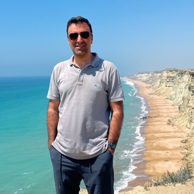 کار ما نیست شناسایی راز گل سرخ کار ما شاید این است که در افسون گل سرخ شناور باشیم کار ما شاید این است که میان گل نیلوفر و قرن پی آواز حقیقت بدویم”.