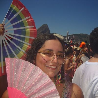 às vezes hiperbólica e prolixa. 24 anos. estudos de mídia, uff