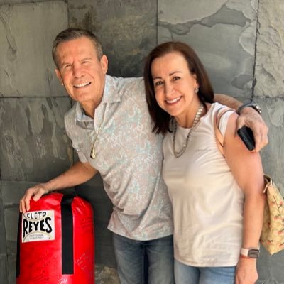 Enamorada al máximo de mi vida. Mis pasiones: Mi familia, mis amigos y el #Boxeo. Máster en #GestiónDeportiva por el Johan Cruyff Institute. No DMs