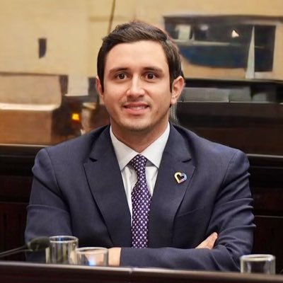 Abogado con énfasis en Derechos Humanos. Congresista de Paz.