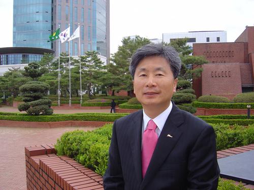 지휘자.  문화행정가.  한국문화회관 연합회  이사.뉴스메이커편집위원.충남대외래교수.(전)한국합창조직위원회예술위원.부산국제연극제집행위원(전)..고려대정책대학원.한양대대학원.소피아국립음악원.