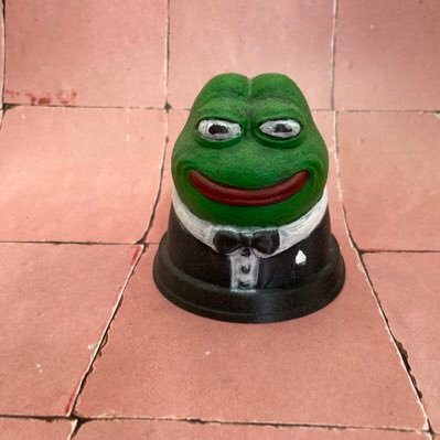 gentlepepeonx's profile picture. just a 🐸 with a 🦧🧠