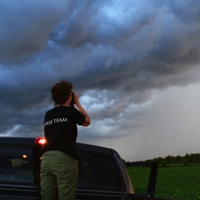 Wife,mother of twins and 4-legged fur babies, extreme weather photographer, storm chaser.