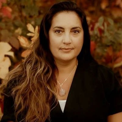 Author/Illustrator 🇨🇦 SAHM #CSFFA #SCBWI 💓 Adult SF/F/H. #scifi Race to Novus (@cloakedpress). Sequel pending. 👉 Contestant on Write or Flight Show!