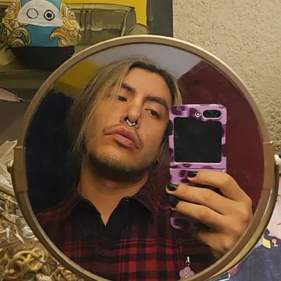 CallMeFeno's profile picture. 👽 Greetings, earthling! Géminis, gamer, cinéfilo, cantante y amante de los animales. Bebo del envase.