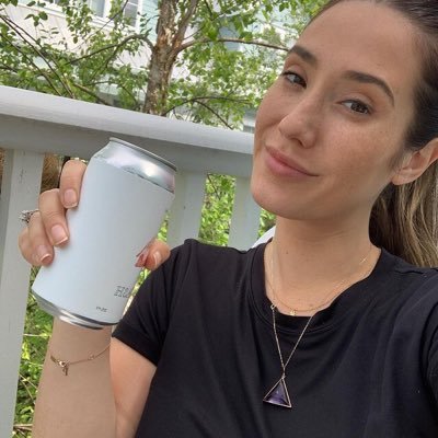 Evalovia1347's profile picture. Always tolerating with other views ❤️❤️