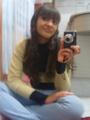 “A minha tristeza é constante, querer estar perto e não poder, olhar em seus olhos e não saber se a minha imagem ainda reflete em seu olhar.”