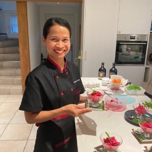 Ich bin Nittaya, der Thai Privatkoch!
Suchen Sie ein Catering für sie zuhause? Ich zaubere ein mehrgängiges Thai Menue auf ihren Tisch!