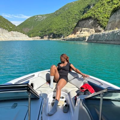 foxy_blaq's profile picture. Customer success executive.                         A sun lit ☀️ soul having  shades of Luna 🌙. Embracing all new chapters ❤️+💡