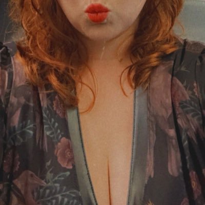 northern witch who loves walking bare foot in nature. want some costom feet pics my DM’s are open 😉