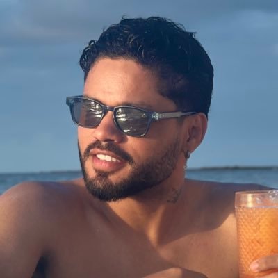 Cantor e compositor por aí, mas aqui só reclamo! Porque vida feliz é no Instagram e Facebook. (81) 988506317