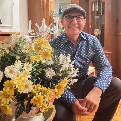 Profesor, escritor y maestro en la tradicion Zen. Aprende a vivir plenamente a traves de la respiracion consciente.