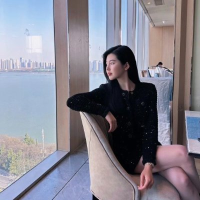 I am a simple woman who pursues ordinary and real happiness in life. I love nature and often go for walks in the park on sunny days, enjoying the feeling of the
