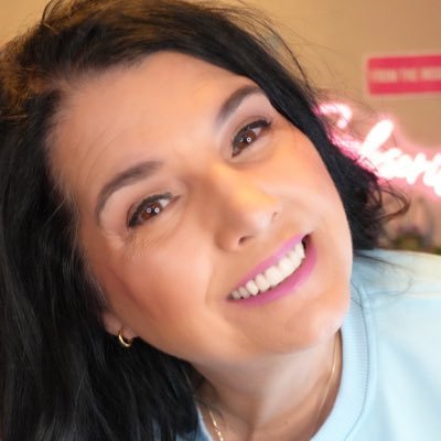 insideoutshelly's profile picture. 