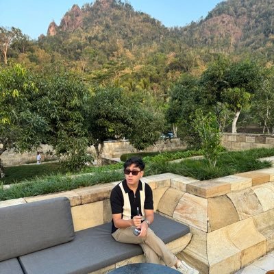 hellyezs's profile picture. no risk no rari.