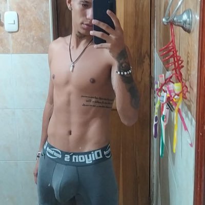 Sebastianguz200's profile picture. Heterosexual pero por dinero hago lo que me digan😎 callado se come mejor 🐽 venta de contenido 💰