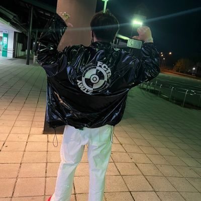 うるると申します!長野まろ👾🪽隊長などと呼ばれてます、ライブごとにずとまよ特戦隊やってます、ライブ会場で1番前でポーズとってる人いたらわしです