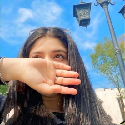 kavyaaaa_x's profile picture. Sarcasm, memes & occasional wisdom 🤫 ✨