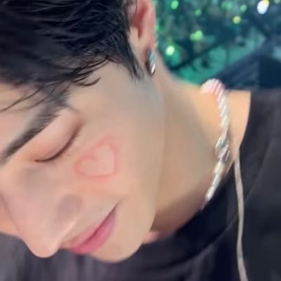 bunnyienzy's profile picture. drawing mediocre art at alarmingly slow rates. mostly mark