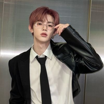 #Parody — 2000 prodigy, written to be extraordinary who is blessed with celestial voice as his charming side, music genius, zerobaseone center, Zhang Hao.