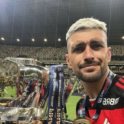 Flamenguista/17 anos/falo sobre futebol, política e memes