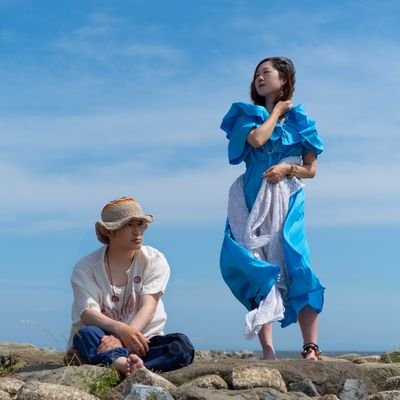 mayuko(key., perc.& vocal) @mayukojoh /
gunji(dr., perc.& voice)
自然が見せる幾多の表情や、移り行く季節の流れから着想を得た音を、何層にもエフェクトを重ねたキーボードと優しく包み込む歌声、グルーヴィーかつソフトなドラムでドリーミーに表現。