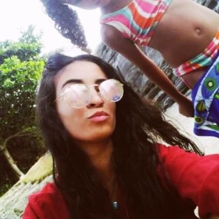 mais de um século eu vivo em segredo, me escondo nas sombras, sozinha no mundo, até agora, eu sou uma vampira e essa é minha história!!!
