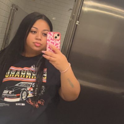 _moexnicole's profile picture. 👑