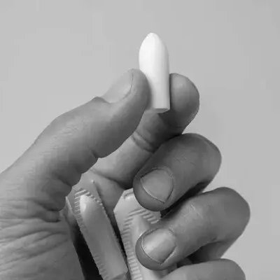 Perito em meter a verdade onde ninguém quer. Desmascaram-se hipócritas, picam-se falsos santinhos e transforma-se o desconforto em arte.
Sem vaselina