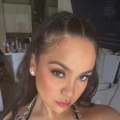 _breezr's profile picture. mind your business.