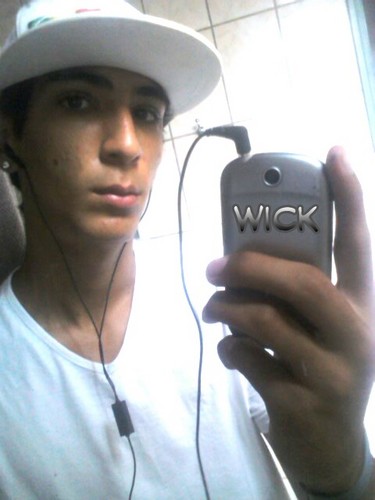 Tenho 16 years,levo a vida pelo lado da verdade...correndo atras dos meus sonhos...fam de Jennette Mccurt & Anjelina Jollie...