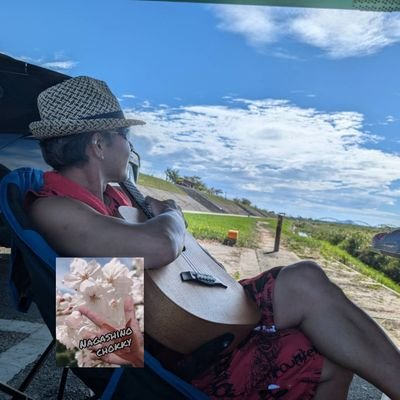 夢弾人:Nagashinochokkyです。
音楽が好きでギターをはじめました。
人との繋がりを大切にして歌やギターで自分自身を表現できればと思ってます。
我流の弾き語りなので聞き苦しいとは思いますがよろしくお願いします。